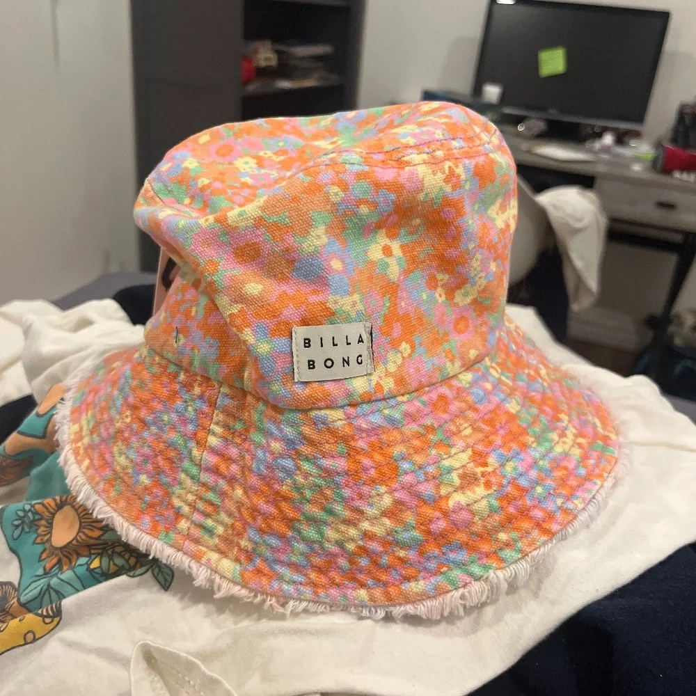 Colorful buckethat - Picture 1 of 4